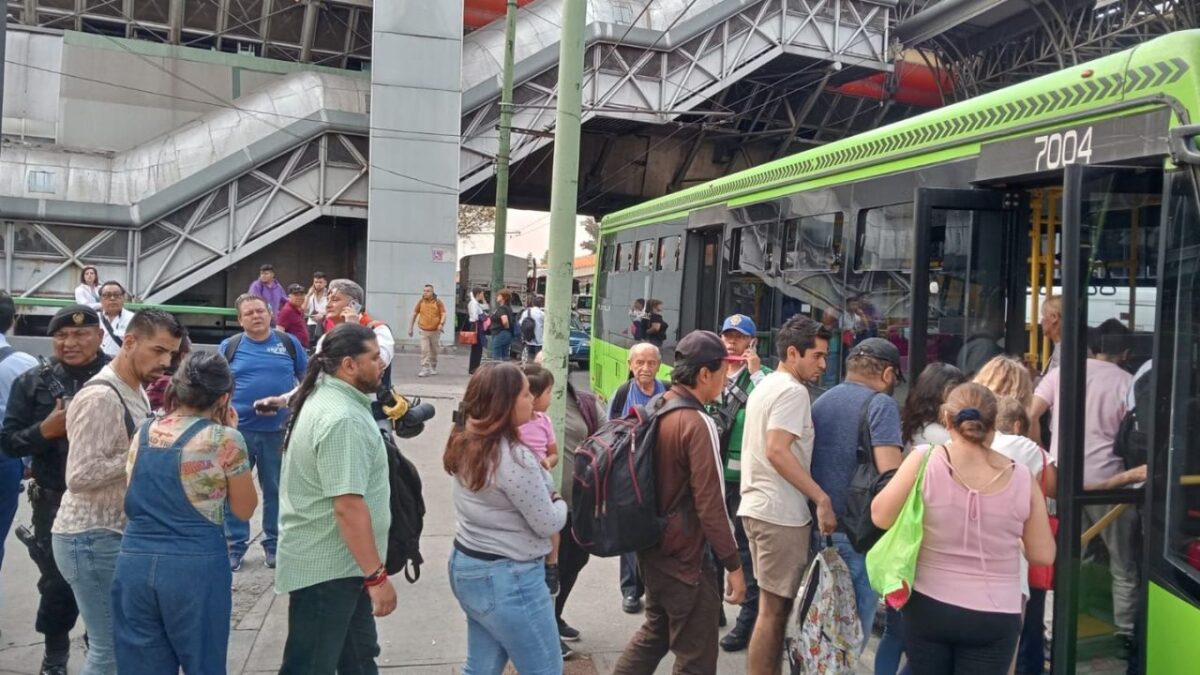 Los usuarios esperan abordar alguna de las unidades de la Red de Transporte de Pasajeros y continuar con su traslado; debido a la demanda, la SSC ofreció sus unidades. Primer reto de Rubalcava el frente del Metro.