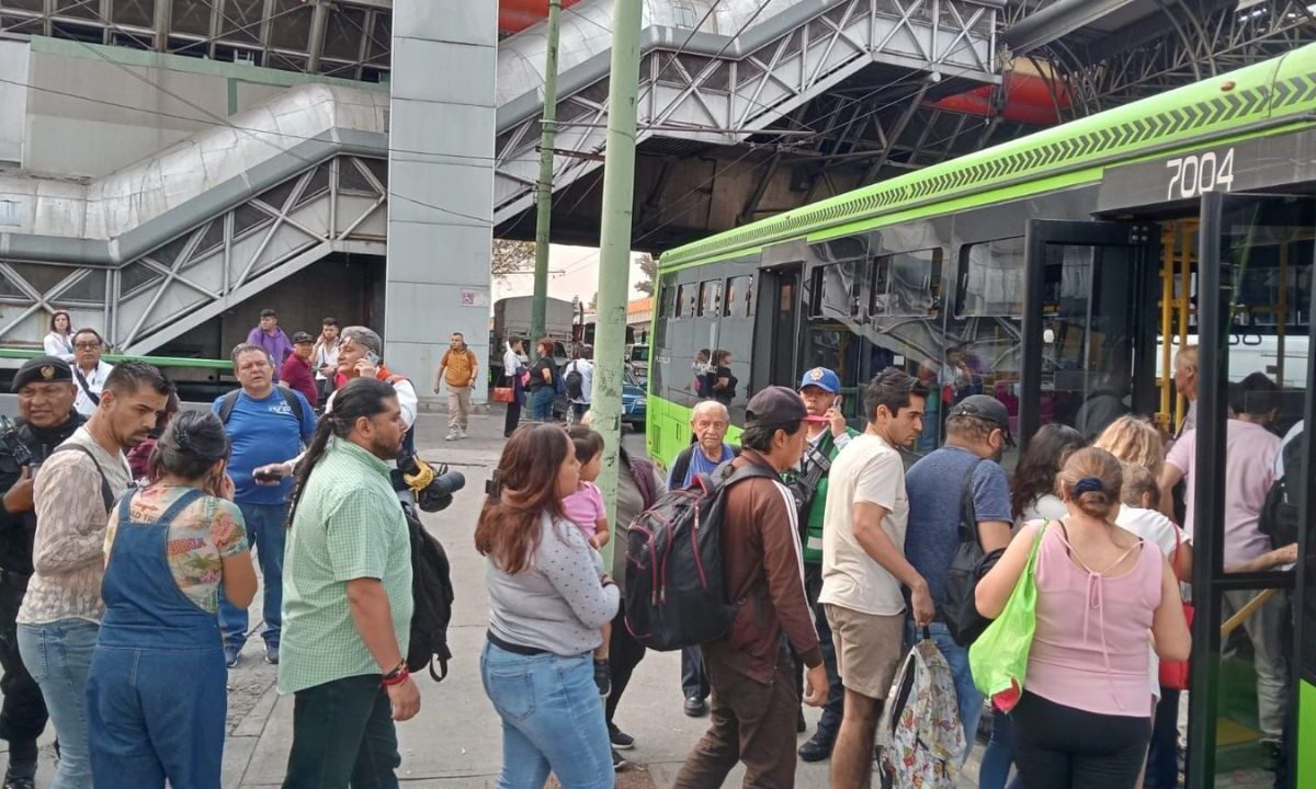 Los usuarios esperan abordar alguna de las unidades de la Red de Transporte de Pasajeros y continuar con su traslado; debido a la demanda, la SSC ofreció sus unidades