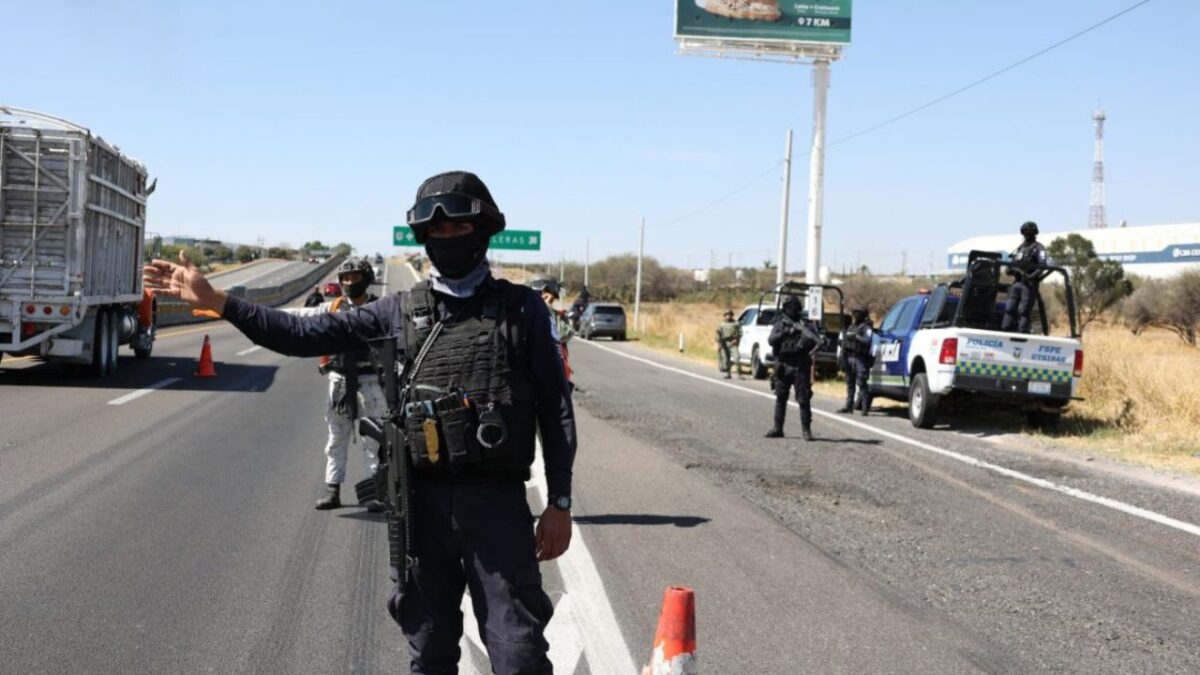 Al menos tres trabajadores de un negocio que fabrica ataúdes en Uruétaro, en el municipio de Salamanca, Guanajuato, fueron asesinados; además, un hombre fue calcinado dentro de un vehículo, es el saldo de la mañana en esta localidad.