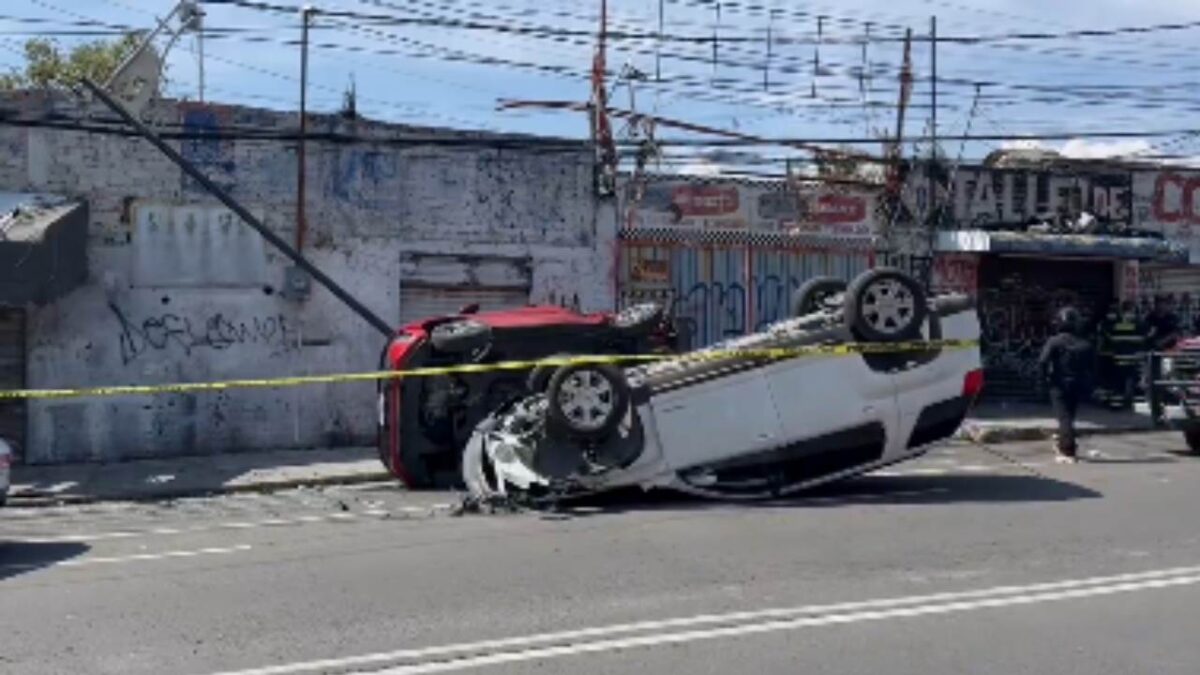 La mañana de este sábado se registró una doble volcadura en la alcaldía Álvaro Obregón.