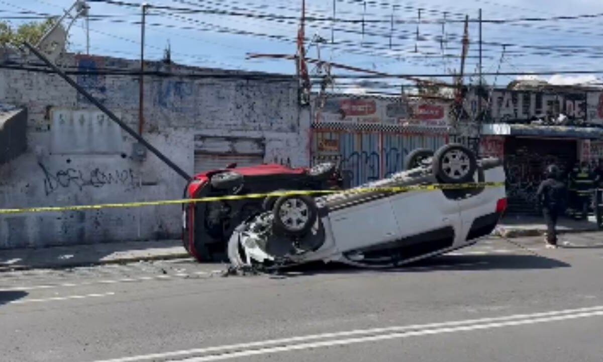 La mañana de este sábado se registró una doble volcadura en la alcaldía Álvaro Obregón.
