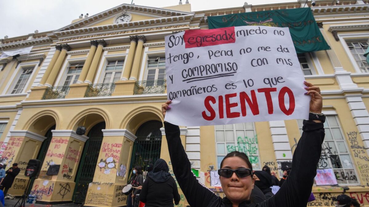 se-unen-egresados-a-reclamo-universitario-en-la-uaemex