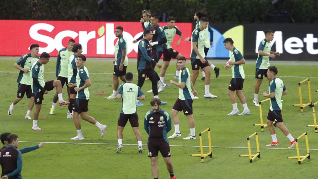 Apenas con dos días de actividades después de la integración de un grupo de 12 jugadores para iniciar entrenamientos en la Ciudad de México, la Selección Mexicana informó sobre la primera baja p