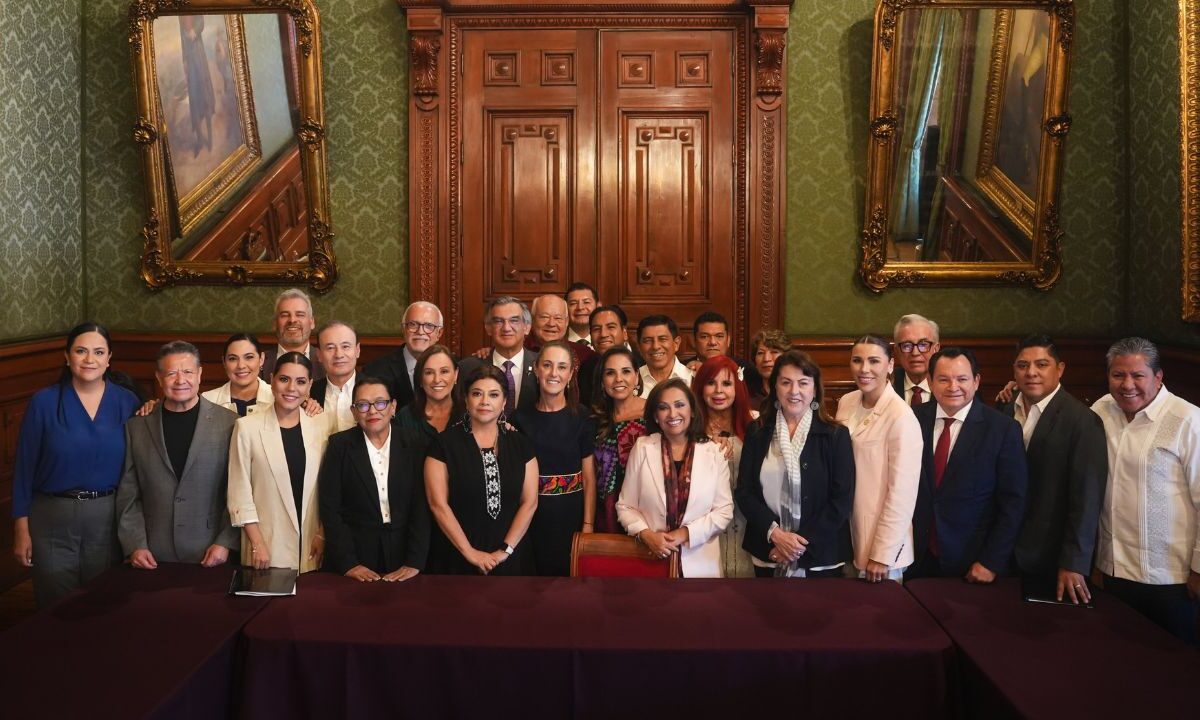 La presidenta Claudia Sheinbaum se reúne con los 21 gobernadores morenistas para revisar los avances del IMSS-Bienestar.