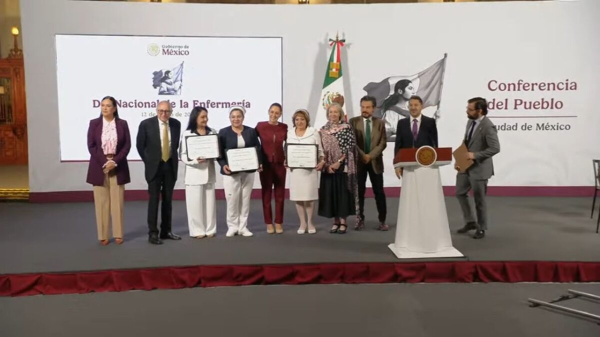 Sheinbaum premia a 3 enfermeras por su Día