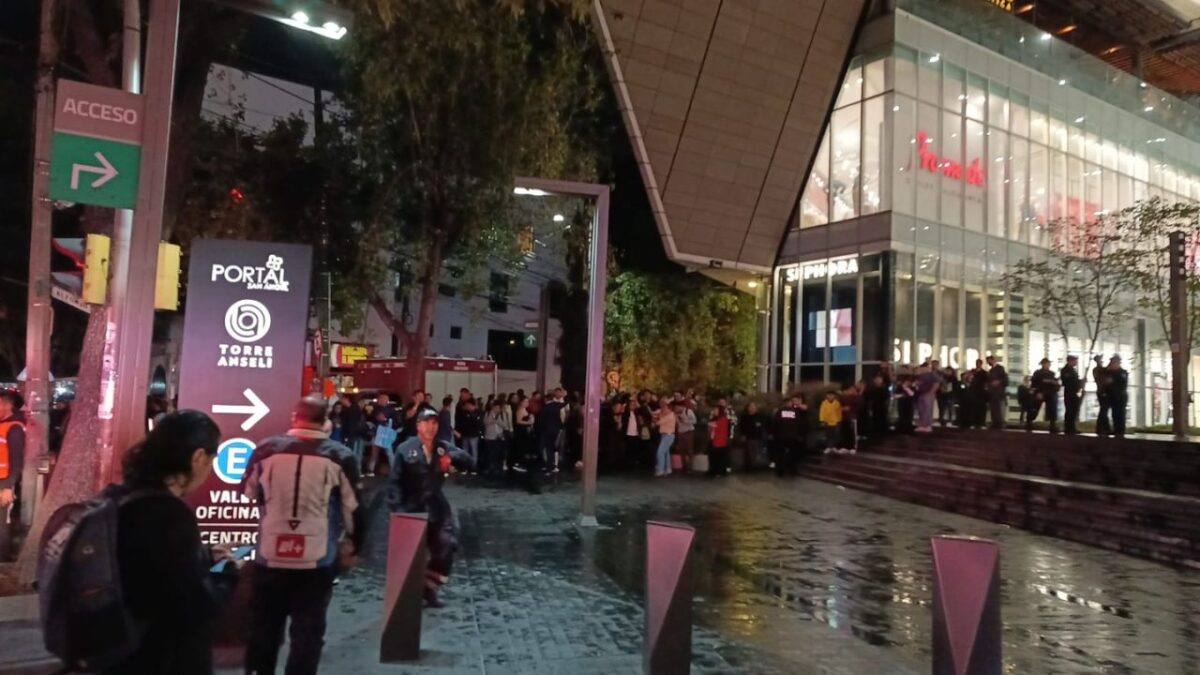 Cuerpos de emergencia sofocaron incendio al interior del centro comercial Portal San Ángel; no hay reporte de lesionados.