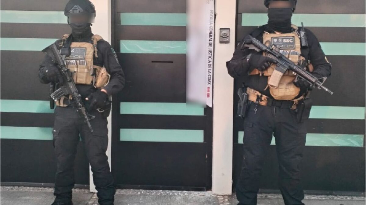 En el cateo a dos inmuebles de Coyoacán e Iztapalapa, los uniformados incautaron 621 dosis de presunta droga, celulares, 7 vehículos, cartuchos útiles y documentos.