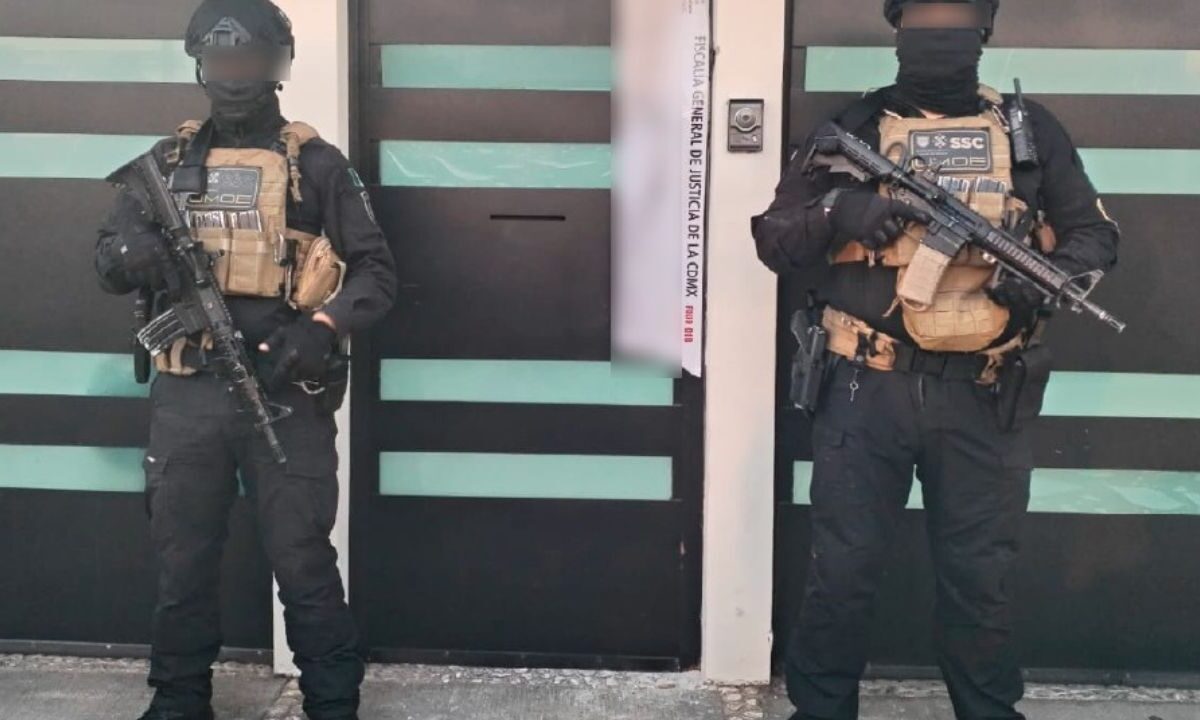 En el cateo a dos inmuebles de Coyoacán e Iztapalapa, los uniformados incautaron 621 dosis de presunta droga, celulares, 7 vehículos, cartuchos útiles y documentos.
