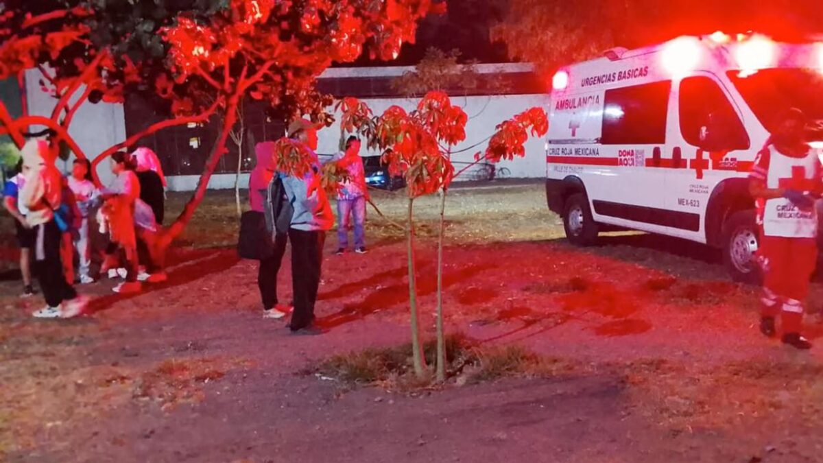 Al menos 30 personas resultaron intoxicadas en la alberca municipal de Valle de Chalco.