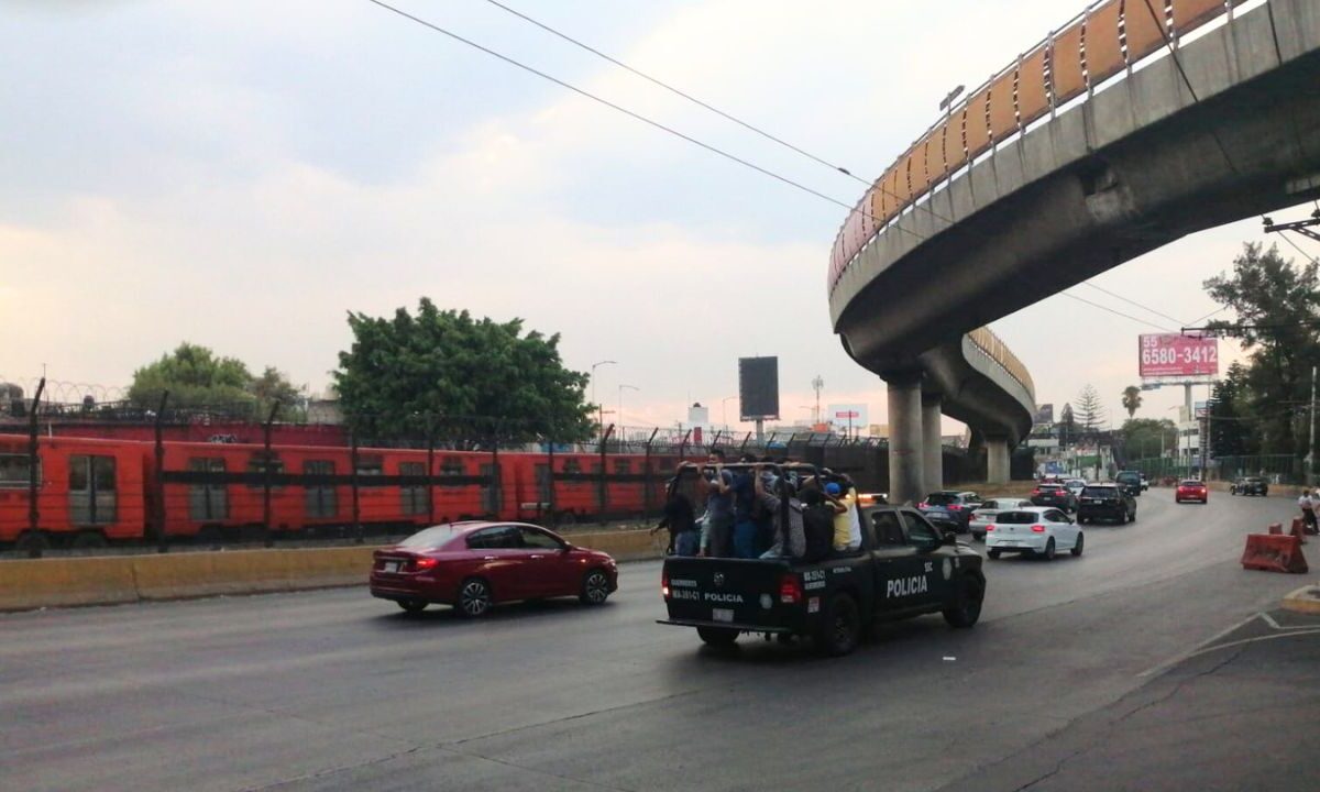 Metro de la CDMX sufre una suspensión temporal del servicio; desalojan todos los vagones de la Línea B.