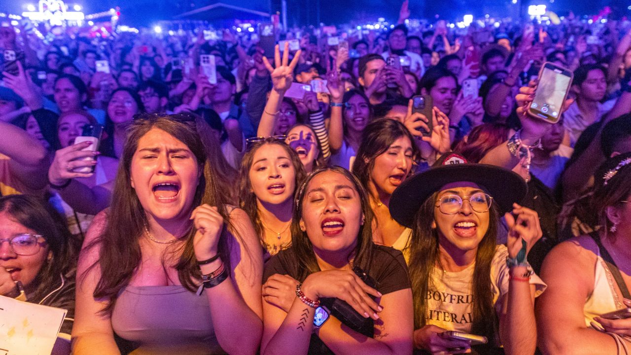 Tecate Emblema'nın ilk günü pop, rock, hyperpop ve hatta electronica gibi türlerden farklı yeteneklerle doluydu.