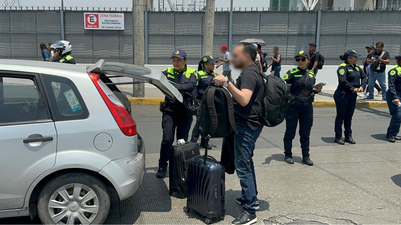 Ante los bloqueos que integrantes del CNTE mantienen en los accesos a las terminales 1 y 2 del AICM, agentes de tránsito apoyan a viajeros.