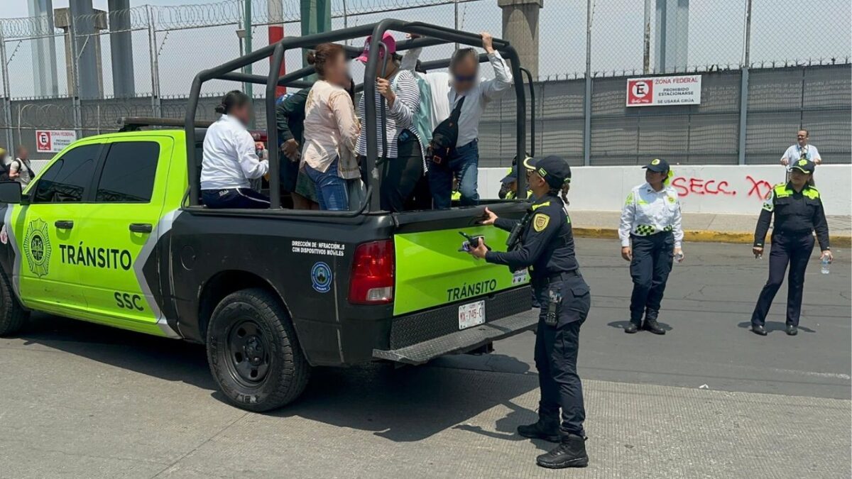 Ante los bloqueos que integrantes del CNTE mantienen en los accesos a las terminales 1 y 2 del AICM, agentes de tránsito apoyan a viajeros.