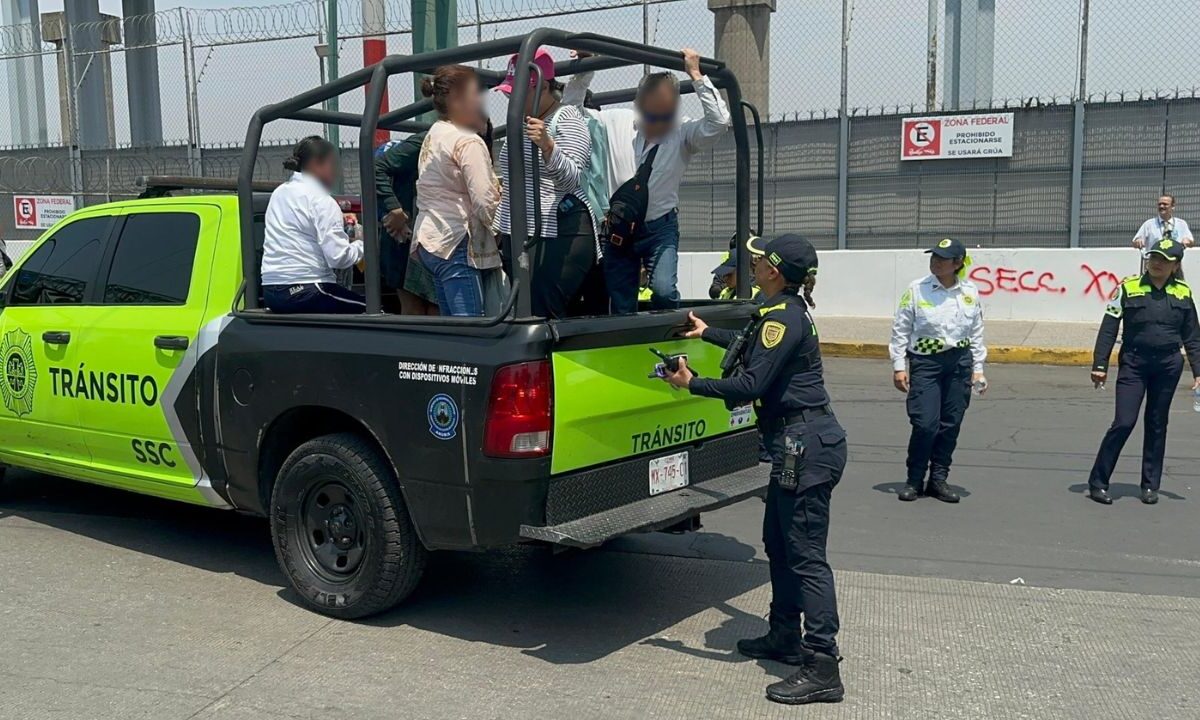 Ante los bloqueos que integrantes del CNTE mantienen en los accesos a las terminales 1 y 2 del AICM, agentes de tránsito apoyan a viajeros.