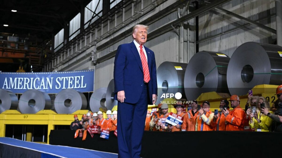 Donald Trump anunció su intención de aumentar los aranceles al acero de 25 a 50% con el fin de defender aún más la producción nacional.