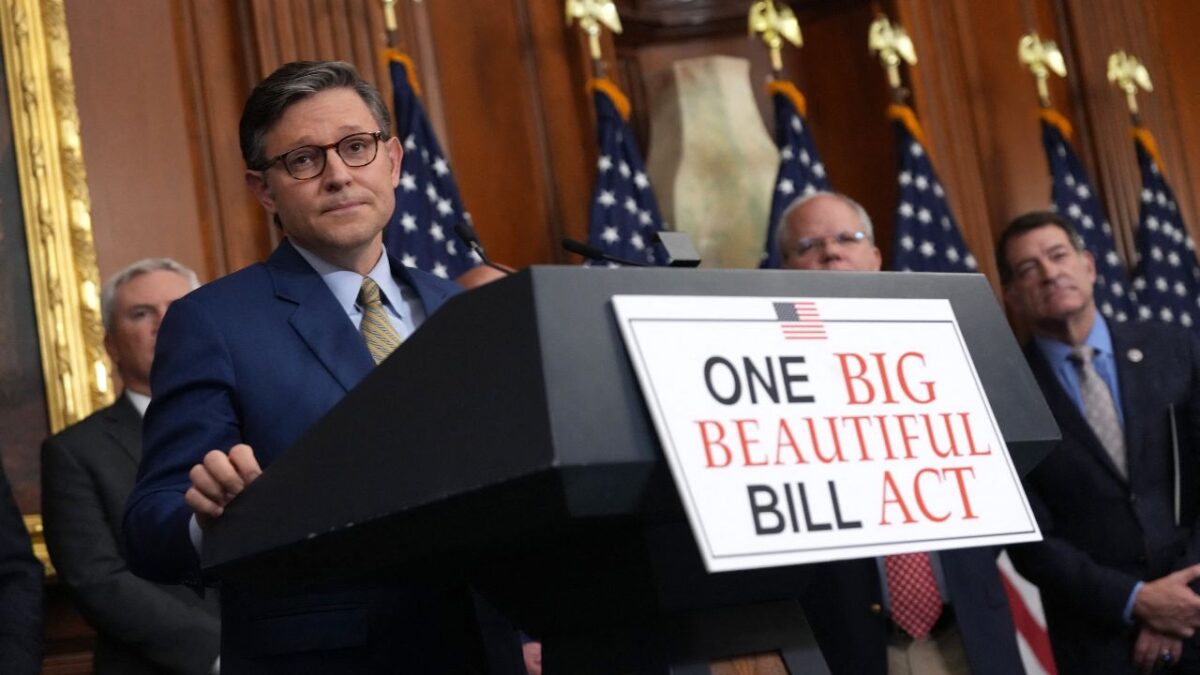 Trump y los republicanos buscan la aprobación de la propuesta antes del 4 de julio, pero debe equilibrar demandas.