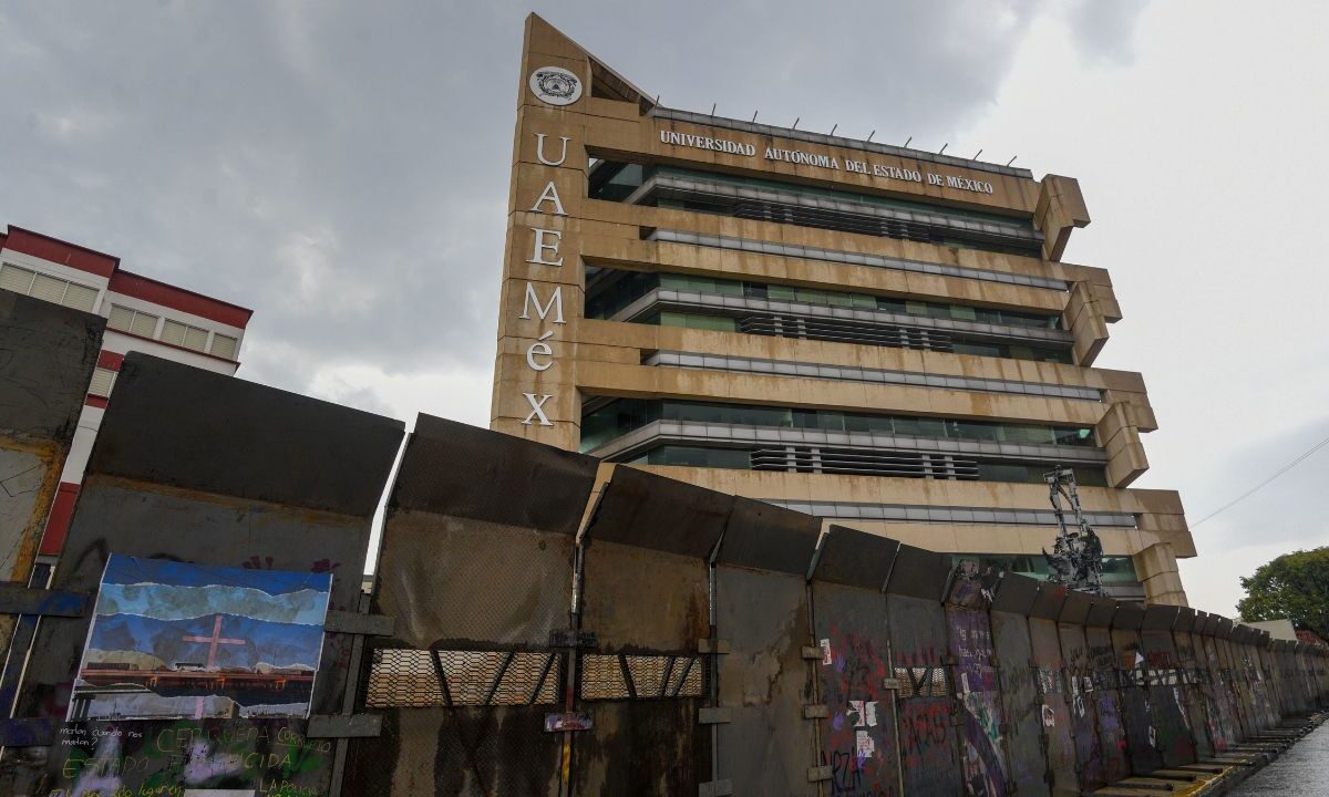 Al edificio administrativo de la Universidad Autónoma del Estado de México le colocaron vallas metálicas para resguardarlo.