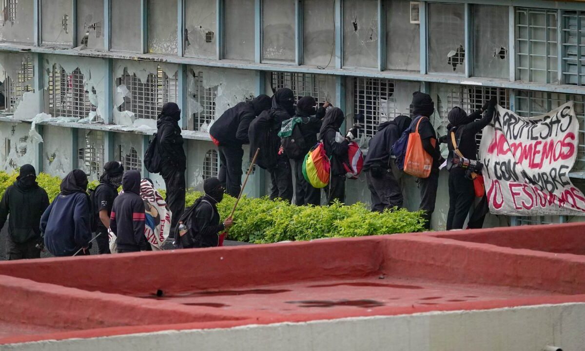 La UNAM anunció acciones jurídicas por ataque a sus instalaciones por personas embozadas.