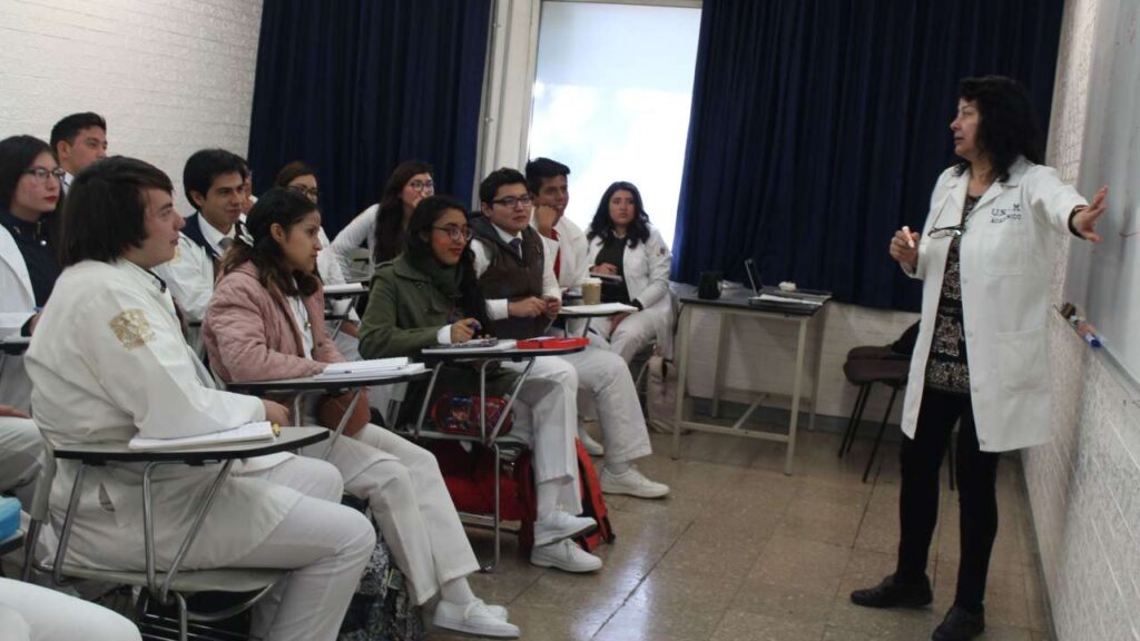 Uno de cada 10 maestros busca segundo empleo para obtener más ingresos. Noticias en tiempo real