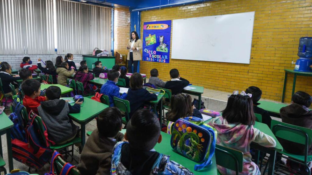 Mexicanos Primero refirió que los maestros tienen salarios base promedio de $7,130 en preescolar y $7,890 en primaria.