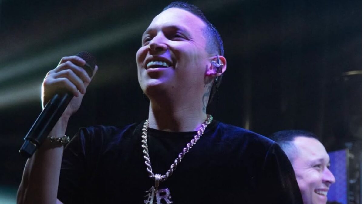 El cantante Javier Rosas anunció la suspensión de sus presentaciones en Estados Unidos debido a la cancelación de su visa de trabajo.