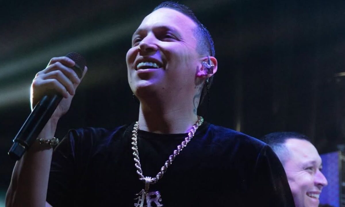 El cantante Javier Rosas anunció la suspensión de sus presentaciones en Estados Unidos debido a la cancelación de su visa de trabajo.