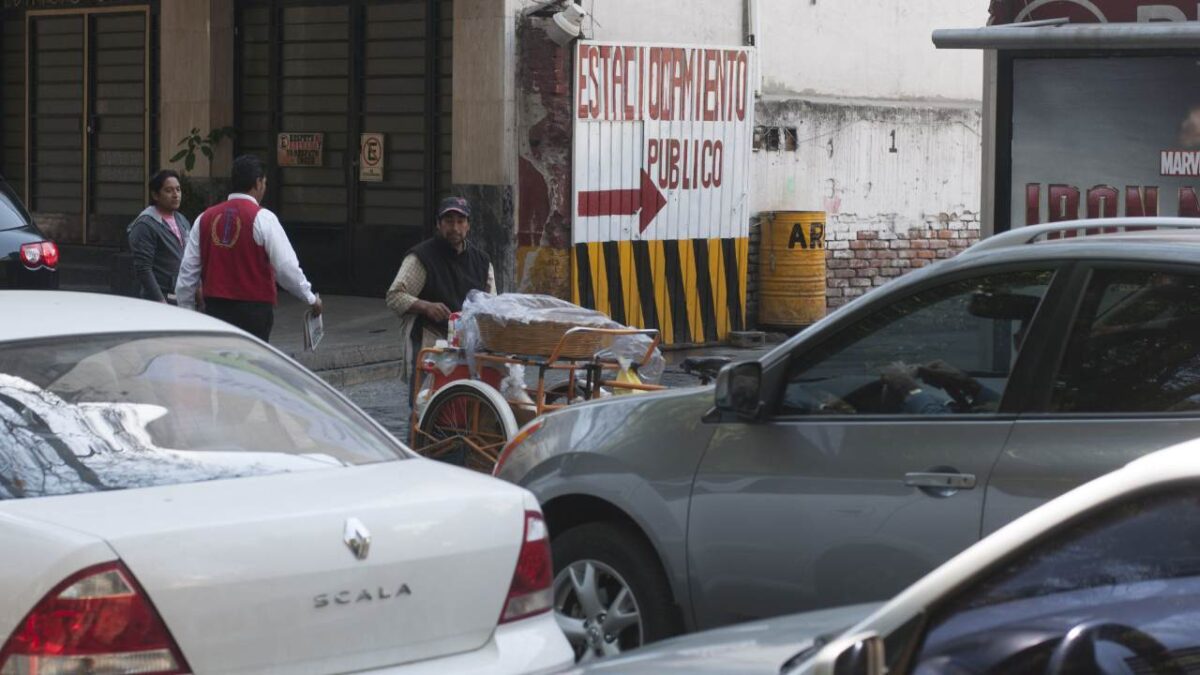 Los legisladores del PVEM impulsan una iniciativa que propone que el estacionamiento de centros comerciales sea sin costo.