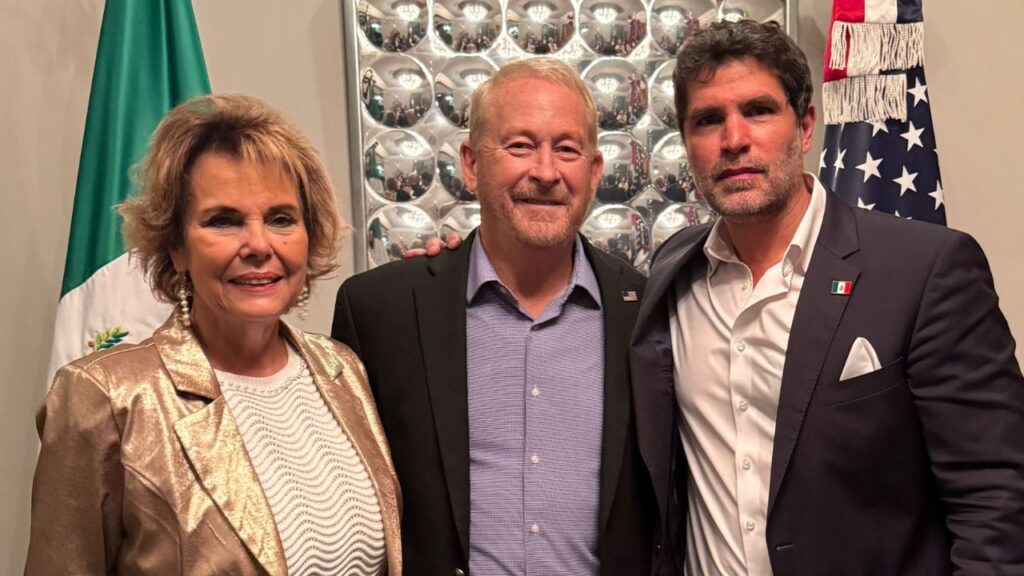 Verástegui recibe a embajador de Estados Unidos con cena. Noticias en tiempo real