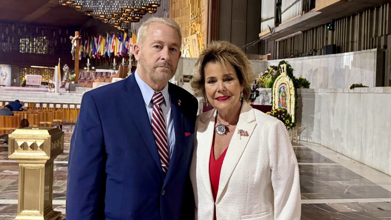 Eduardo Verastegui, exaspirante a una candidatura presidencial, fue el promotor de la cena de bienvenida del embajador Ronald Johnson.