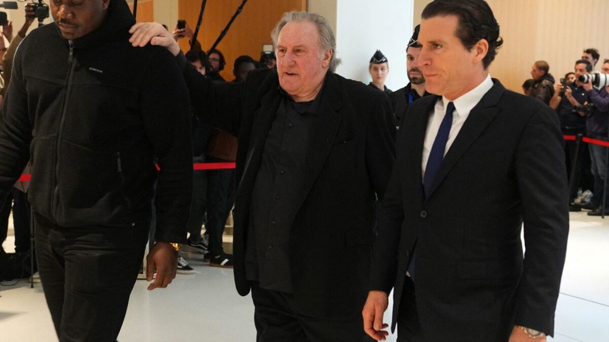 El tribunal de París, que juzga a la estrella del cine francés Gérard Depardieu por las acusaciones de agresiones sexuales