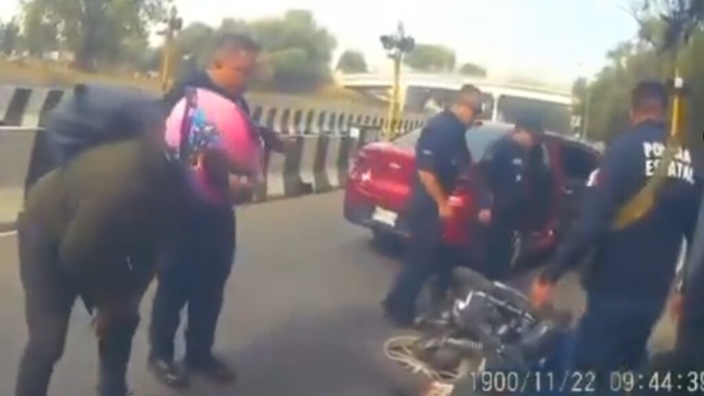 Los presuntos policías estatales tiraron de su motocicleta al conductor.
