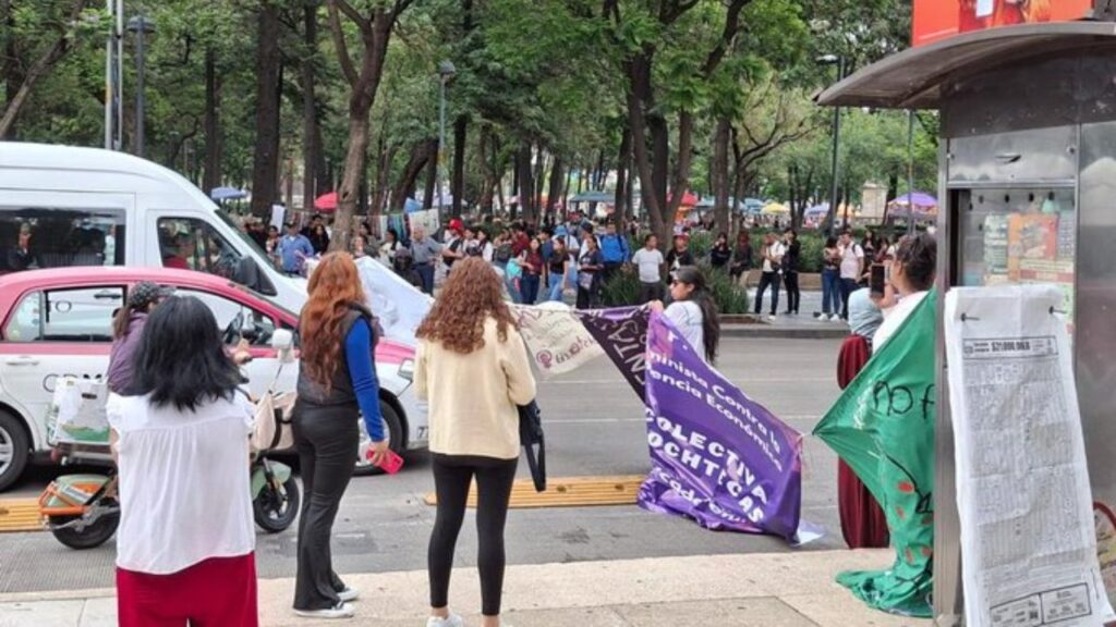 Un colectivo feminista realizó una protesta sobre la Avenida Juárez, a la altura de la Alameda Central.