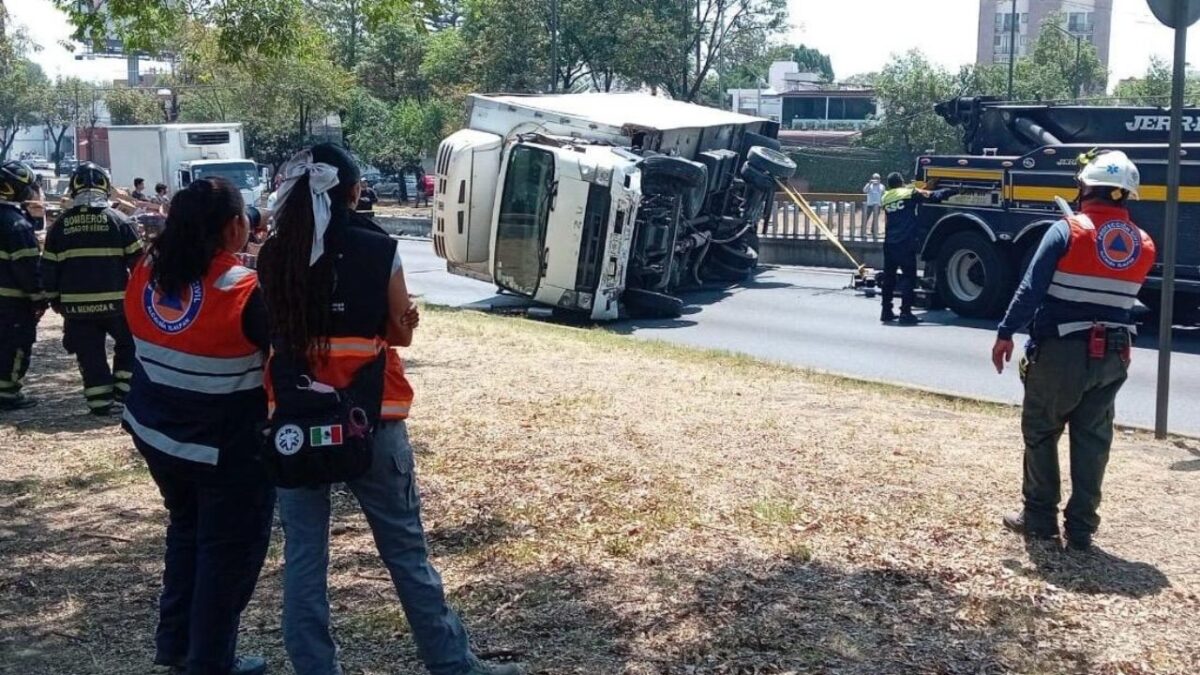 Volcadura de camión provoca caos en Viaducto Tlalpan