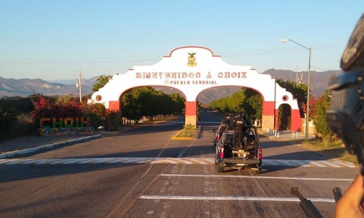 Son localizados dos cadáveres en la entrada de la cabecera municipal de Choix, justo en el arco de bienvenida sobre la carretera Los Mochis