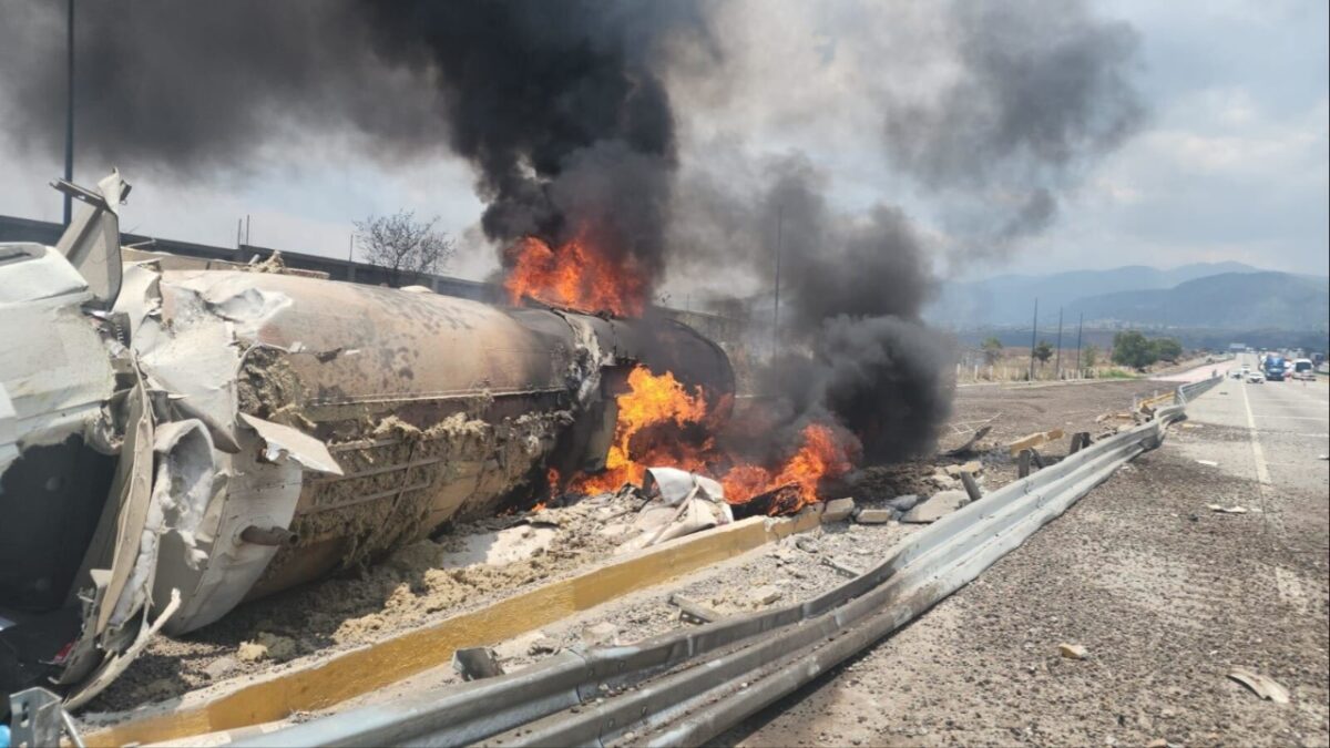 Deja 3 lesionados volcadura de pipa en la México-Puebla, a la altura de Chalco.