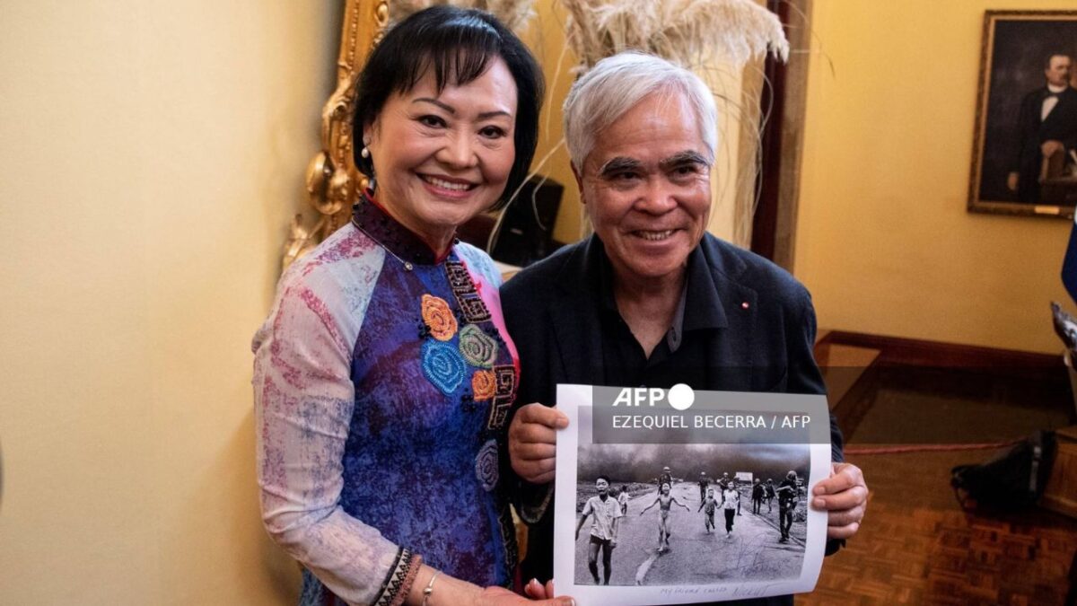 El concurso World Press Photo suspendió la autoría de la imagen de "La Niña del Napalm", pues un documental suscitó dudas al respecto.