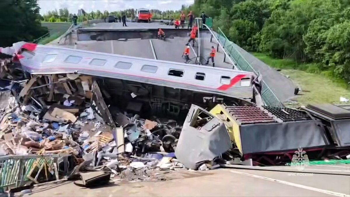 Dos puentes se derrumbaron tras producirse explosiones durante la noche en el suroeste de Rusia y se investigará como terrorismo.