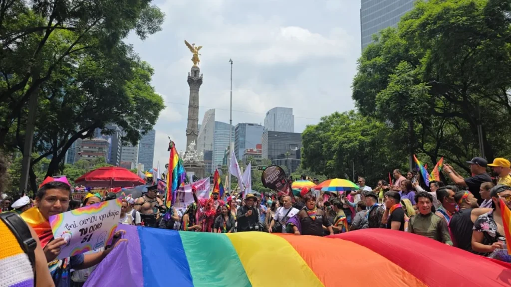 800 mil personas tiñeron de colores la CDMX durante la Marcha del Orgullo 2025, donde colectivos, agrupaciones y familias se movilizaron.