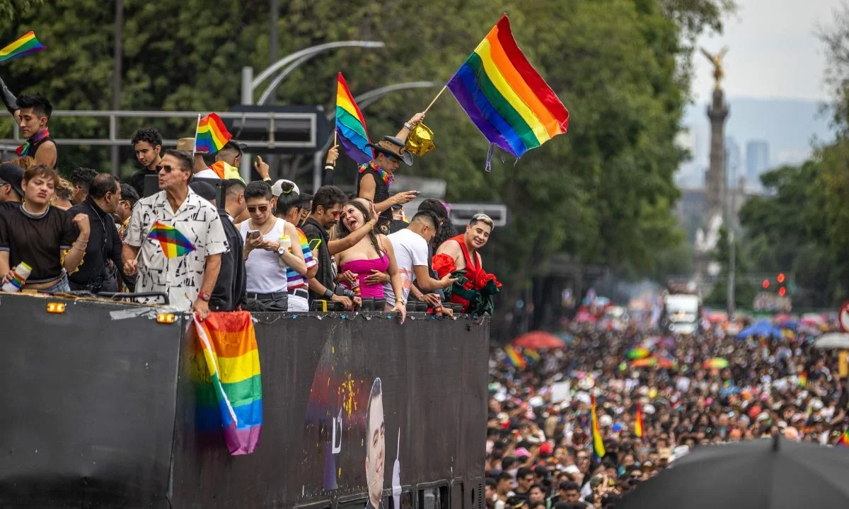 800 mil personas tiñeron de colores la CDMX durante la Marcha del Orgullo 2025, donde colectivos, agrupaciones y familias se movilizaron.