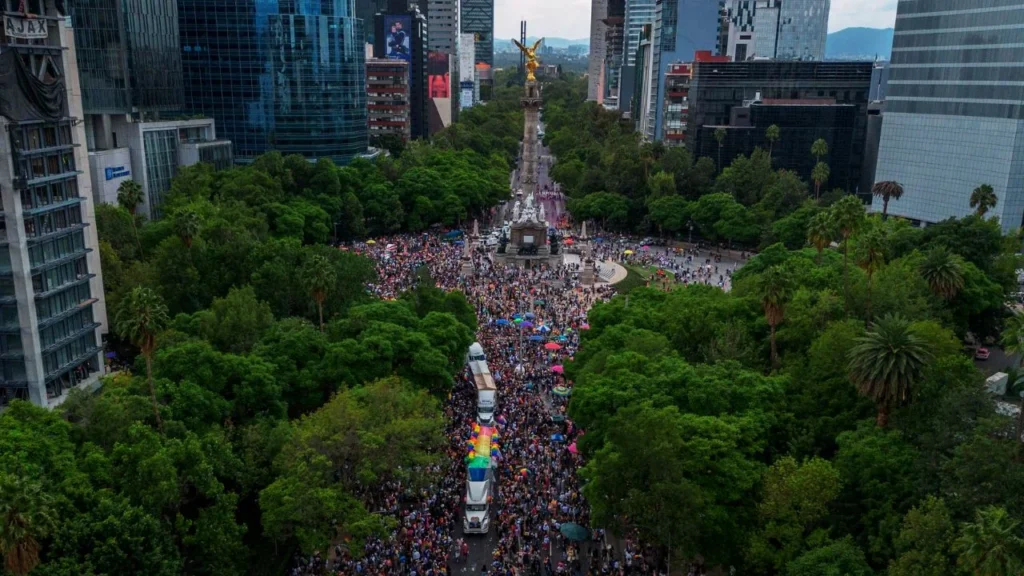 800 mil personas tiñeron de colores la CDMX durante la Marcha del Orgullo 2025, donde colectivos, agrupaciones y familias se movilizaron.