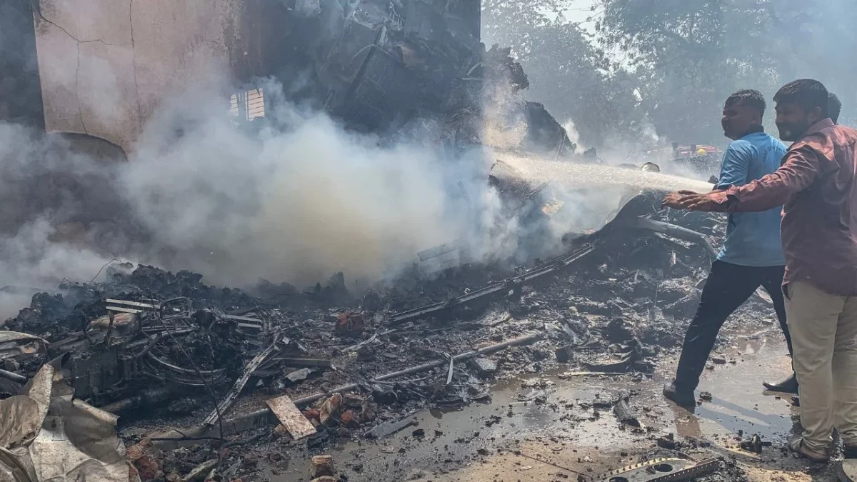 Los bomberos trabajan en el lugar donde se estrelló el vuelo 171 de Air India en una zona residencial cerca del aeropuerto de Ahmedabad
