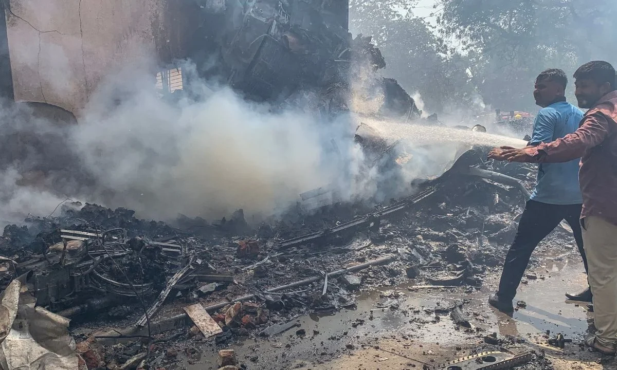 Los bomberos trabajan en el lugar donde se estrelló el vuelo 171 de Air India en una zona residencial cerca del aeropuerto de Ahmedabad