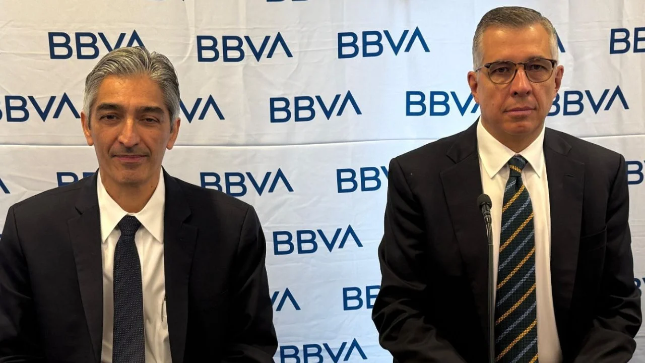 Carlos Serrano, economista principal de BBVA México (a la derecha)