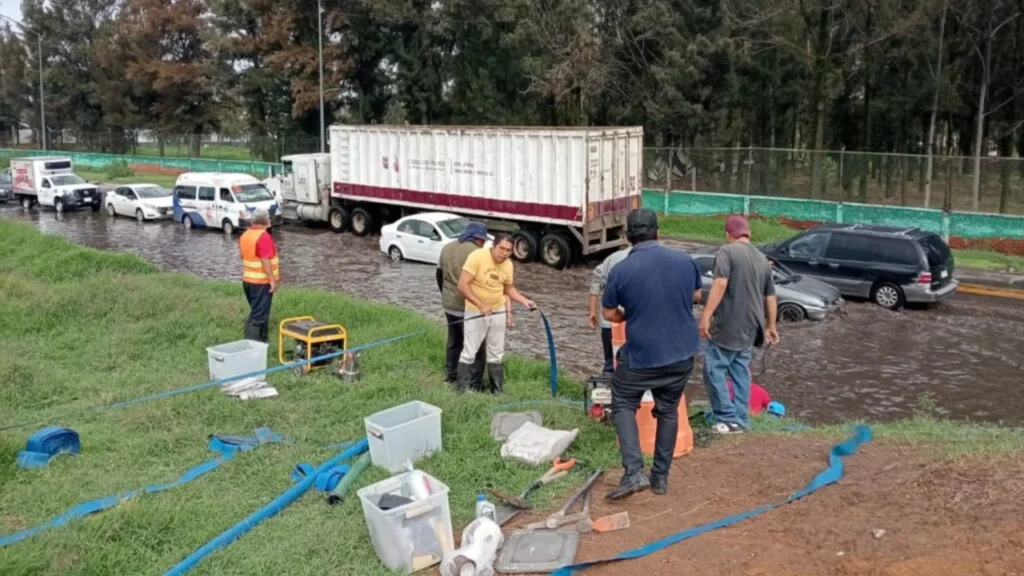 Choferes de Ruta 69 sacan agua de Periférico Oriente, Edomex. Noticias en tiempo real
