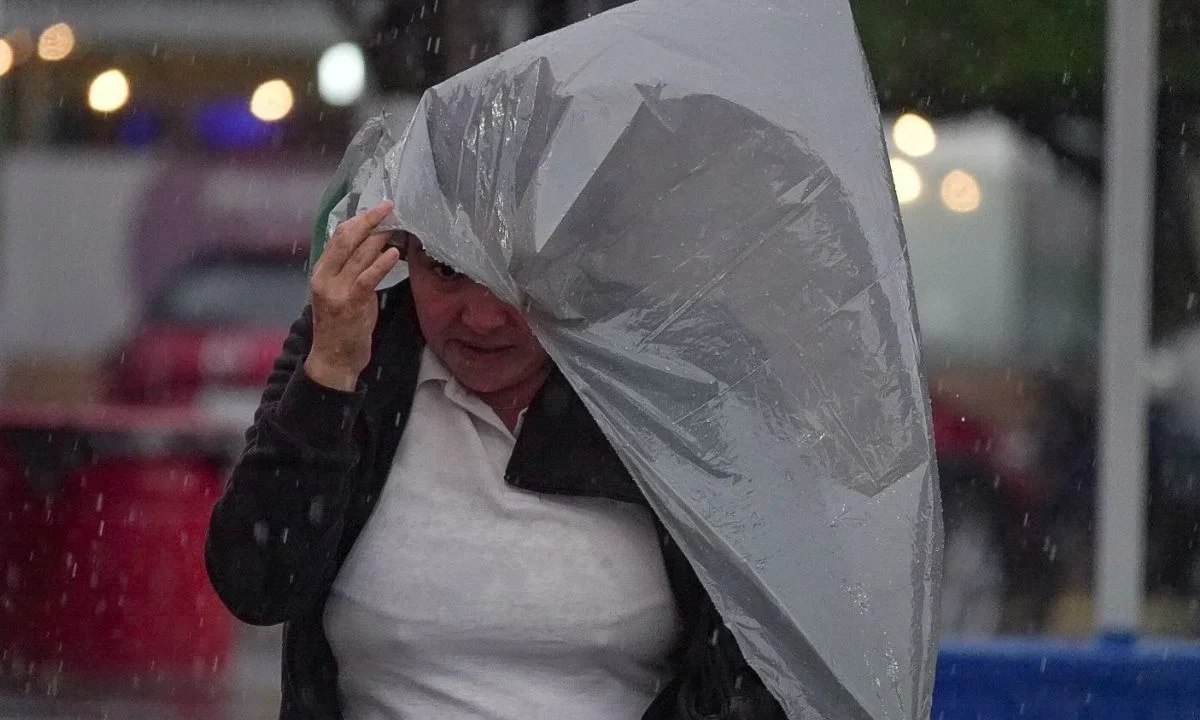 Según el reporte del clima hoy, un canal de baja presión sobre el occidente y centro de México, originará lluvias puntuales intensas