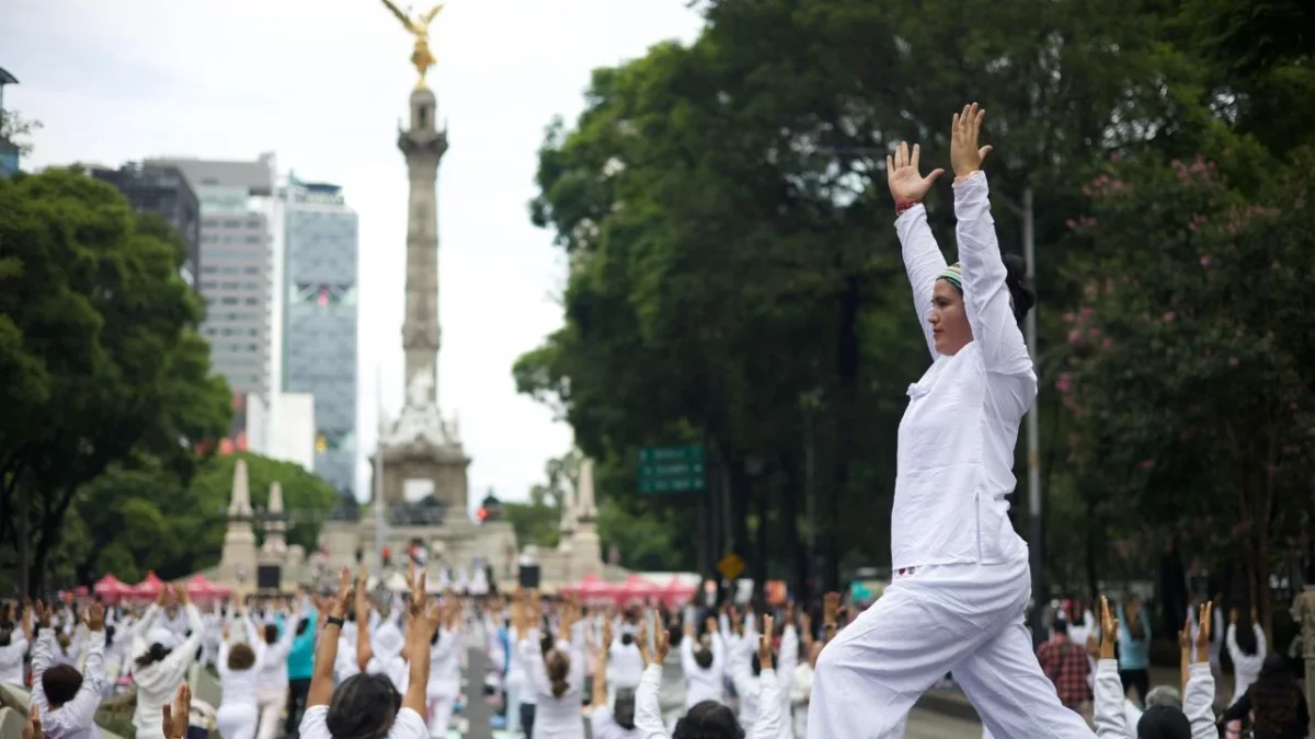 Con clase masiva de yoga en Reforma promueven la actividad física