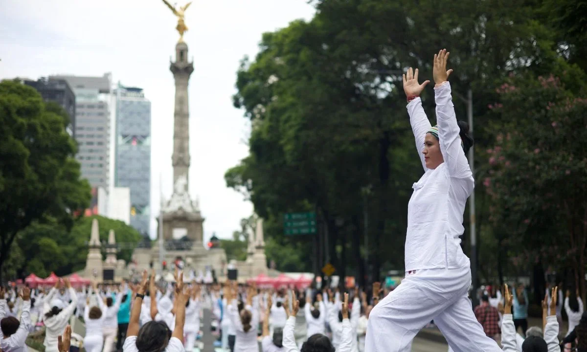 Con clase masiva de yoga en Reforma promueven la actividad física