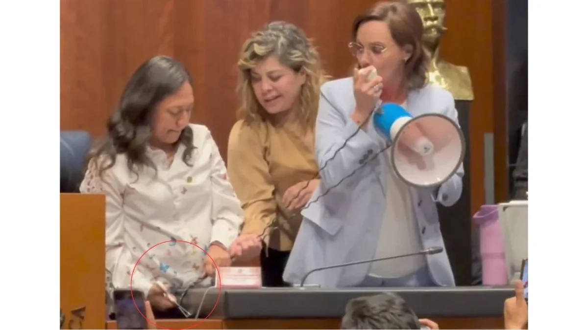 Legisladoras de a 4T cortan con tijeras el cable del megáfono de Lilly Téllez
