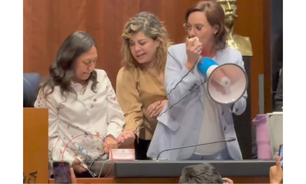 Legisladoras de a 4T cortan con tijeras el cable del megáfono de Lilly Téllez