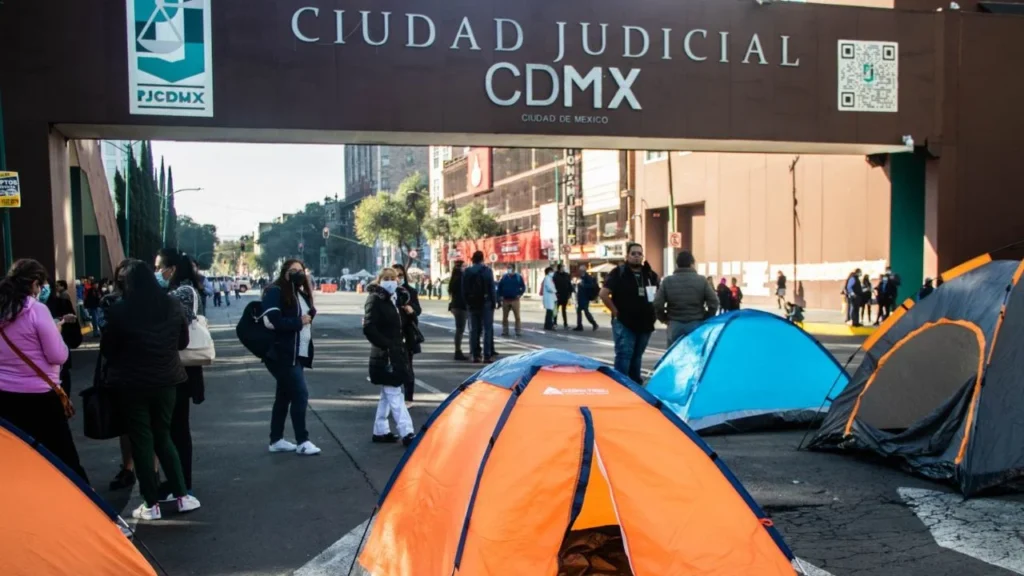 Desmantelan con violencia plantón en Tribunal de Justicia capitalino